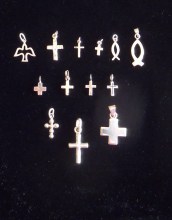 Petites croix et colombes en argent pour cadeau religieux  