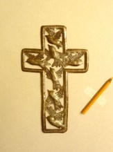 Croix métal colombes 27 cm, artisanat haïtien