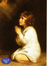 Image de communion. Enfant en aube blanche à genoux et en prière