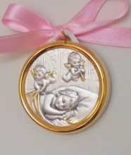 Médaillon de baptême avec un enfant endormi et deux anges