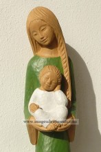 statue stylisée représentant Marie et l'Enfant Jésus souriants
